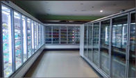 유리문 상업적 슈퍼마켓은 냉각기 음료수 우유 디스플레이 냉동기에 걸어 들어갑니다